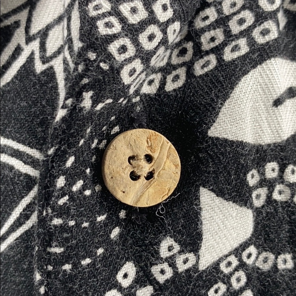 Men’s floral shirt hand made wooden bottons - Picture 4 of 4